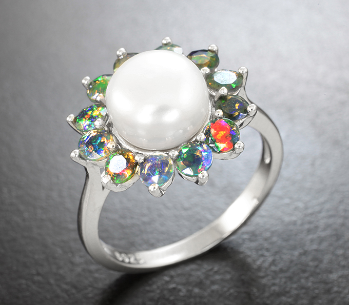 Превосходное серебряное кольцо с жемчужиной и ограненными черными опалами