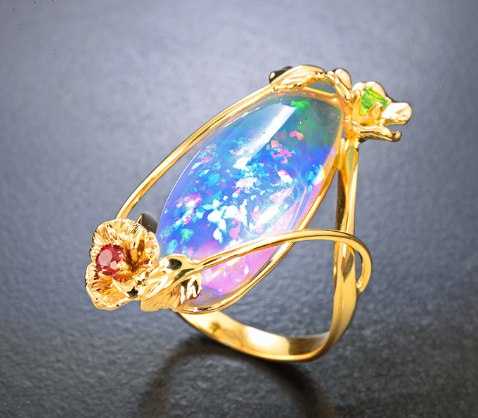 Крупное золотое кольцо с редкой формы опалом 9,77 карата, цаворитом гранатом и оранжево-красным сапфиром