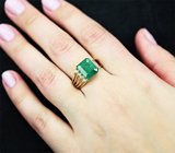 Золотое кольцо с крупным насыщенным уральским изумрудом 6,11 карата и бриллиантами Золото
