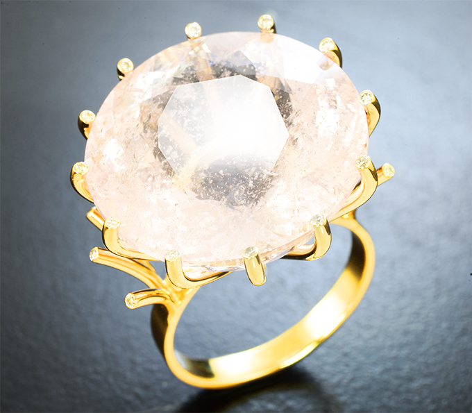 Золотое коктейльное кольцо с крупным нежно-розовым морганитом 36 карат и бриллиантами