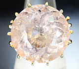 Золотое коктейльное кольцо с крупным нежно-розовым морганитом 36 карат и бриллиантами Золото