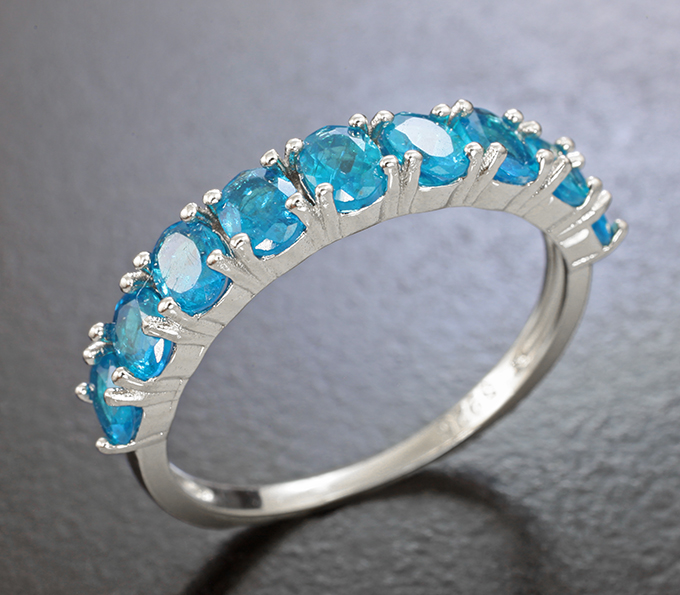 Великолепное серебряное кольцо с «неоновыми» апатитами