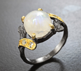 Серебряное кольцо с лунным камнем 3,45 карата и голубыми топазами
