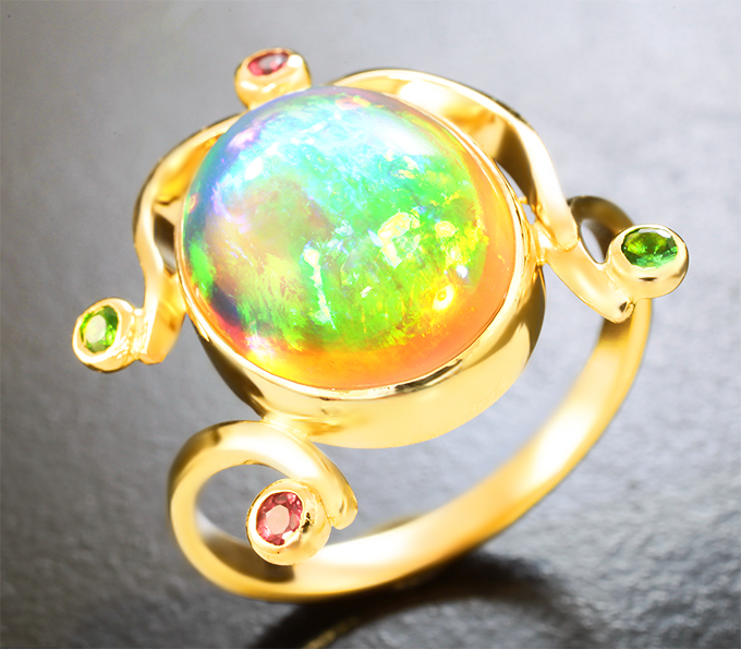 Золотое кольцо с кристаллическим эфиопским опалом 5,76 карата, цаворитами и сапфирами