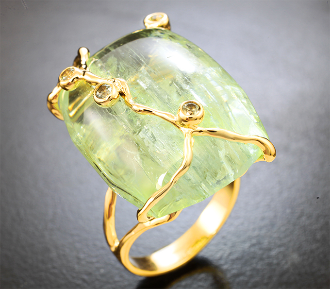 Массивное золотое кольцо с уникальным желтовато-зеленым бериллом 46,41 карата и зелеными сапфирами