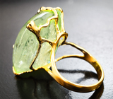 Массивное золотое кольцо с уникальным желтовато-зеленым бериллом 46,41 карата и зелеными сапфирами Золото