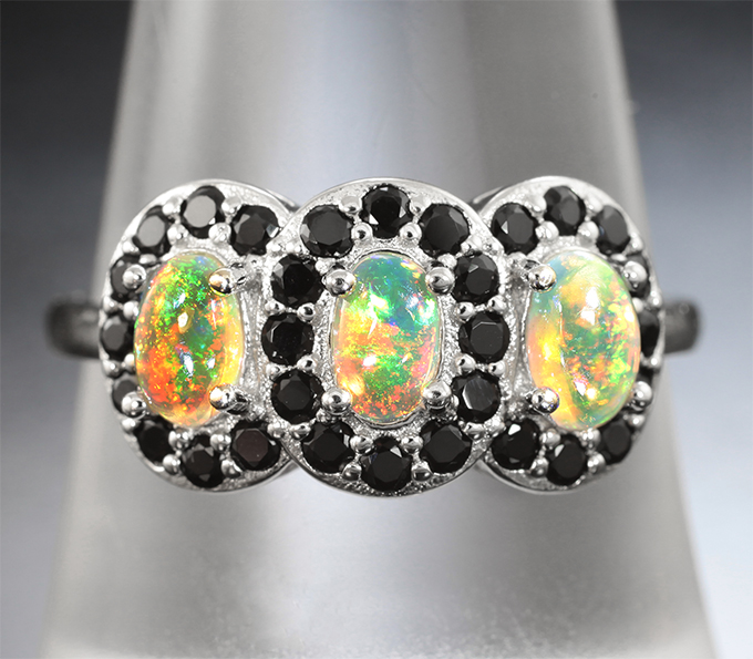 Замечательное серебряное кольцо с эфиопскими опалами и черными шпинелями
