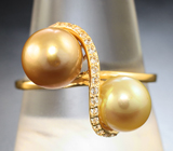 Золотое кольцо с золотистым жемчугом и бесцветными цирконами