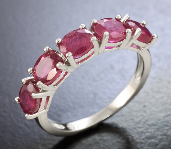 Элегантное серебряное кольцо с рубинами