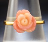 Золотое кольцо с резным solid кораллом 3,47 карата