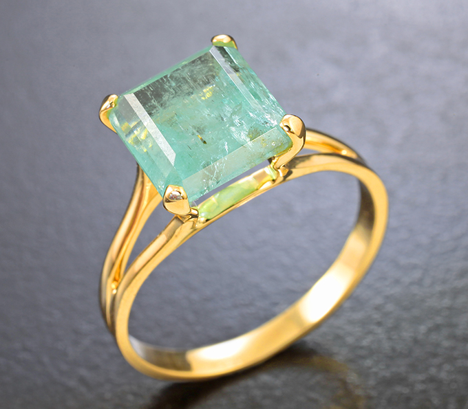 Золотое кольцо с крупным «неоновым» уральским изумрудом 3,09 карата