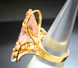 Роскошное золотое коктейльное кольцо с морганитом авторской огранки 38,89 карата, розовыми сапфирами и бриллиантами