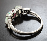 Прелестное серебряное кольцо с кристаллическими эфиопскими опалами и рубином