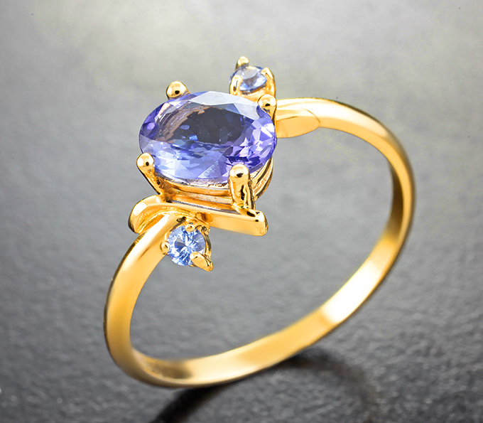 Золотое кольцо с ярким танзанитом высокой чистоты 1,04 карата и васильковыми сапфирами