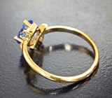 Золотое кольцо с ярким танзанитом высокой чистоты 1,04 карата и васильковыми сапфирами Золото