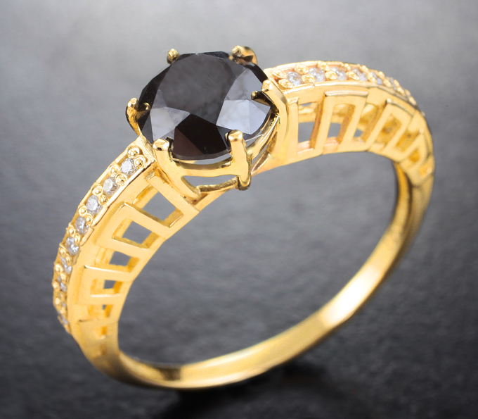Золотое кольцо с черным 1,65 карата и бесцветными бриллиантами