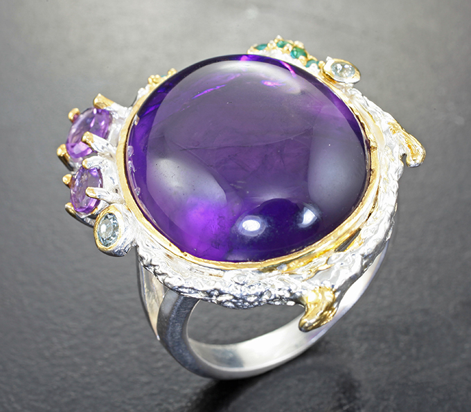 Серебряное кольцо с аметистом 19,32 карата, голубыми топазами, малым аметистом  и апатитами