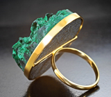 Крупное золотое кольцо с редким плисовым малахитом на долерите 68,78 карата