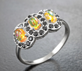 Эффектное серебряное кольцо с кристаллическими эфиопскими опалами и черными шпинелями