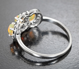 Эффектное серебряное кольцо с кристаллическими эфиопскими опалами и черными шпинелями
