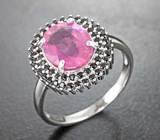 Эффектное серебряное кольцо с пурпурно-розовым сапфиром и черными шпинелями