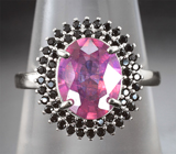 Эффектное серебряное кольцо с пурпурно-розовым сапфиром и черными шпинелями Серебро 925