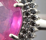 Эффектное серебряное кольцо с пурпурно-розовым сапфиром и черными шпинелями Серебро 925