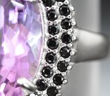 Серебряное кольцо с крупным аметистом и черными шпинелями