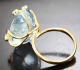 Золотое кольцо с крупным небесно-голубым аквамарином 21,9 карата и уральскими изумрудами
