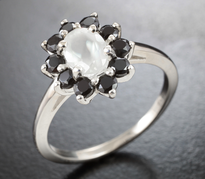 Чудесное серебряное кольцо с ограненным лунным камнем и черными шпинелями
