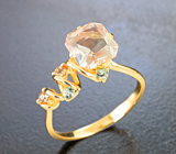 Золотое кольцо с полихромным орегонским солнечным камнем 1,43 карата и сапфирами