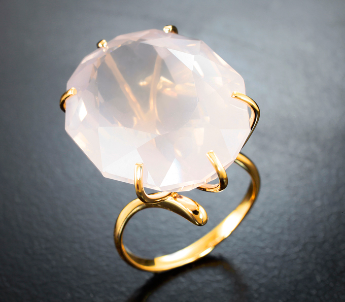Массивное золотое кольцо с крупным розовым кварцем авторской огранки 34,45 карата