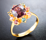 Золотое кольцо c крупной красной шпинелью и разноцветными «неоновыми» шпинелями бриллиантовой огранки 4,23 карата Золото