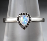 Замечательное серебряное кольцо с кристаллическим эфиопским опалом и черными шпинелями