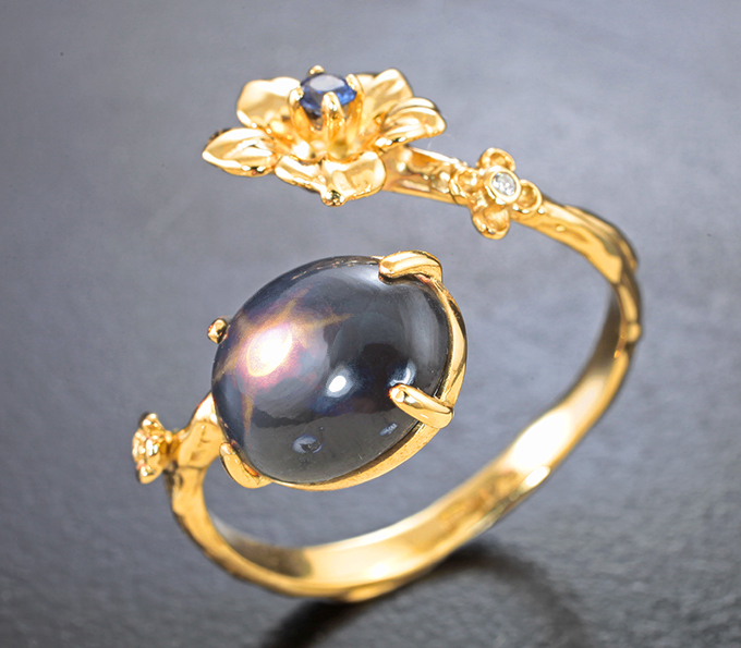 Золотое кольцо cо звездчатым сапфиром 4,47 карата, синим сапфиром и бриллиантом