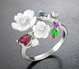 Прелестное серебряное кольцо с резным перламутром, родолитом, аметистом и цветной эмалью