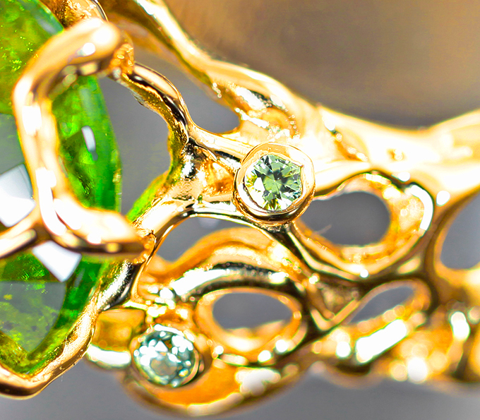 Золотое кольцо с сочным желто-зеленым турмалином 6,87 карата и сапфирами