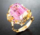 Золотое кольцо с крупным невероятно-ярким кунцитом 14,11 карата, рубинами и бриллиантами