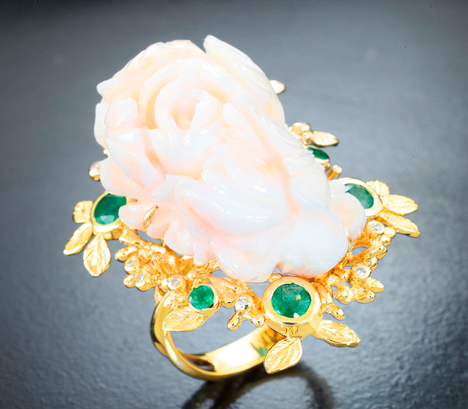 Крупное золотое кольцо с красивейшим пастельно-розовым резным solid кораллом 47,18 карата, уральскими изумрудами и бриллиантами