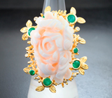 Крупное золотое кольцо с красивейшим пастельно-розовым резным solid кораллом 47,18 карата, уральскими изумрудами и бриллиантами Золото