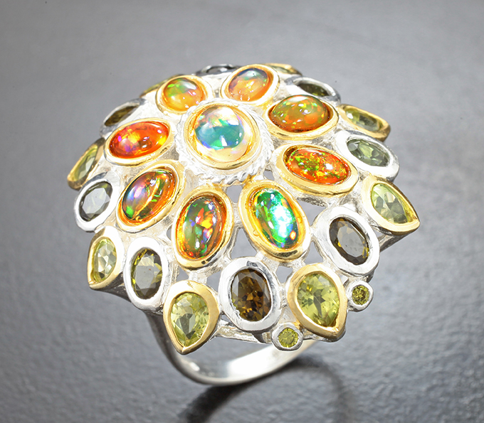 Серебряное кольцо с кристаллическими эфиопскими опалами, турмалинами, перидотами