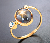 Золотое кольцо со звездчатым 5,14 карата и васильковым сапфирами, а также бриллиантом Золото
