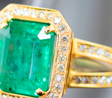 Золотое кольцо с ярким уральским изумрудом высоких характеристик 3,45 карата и 70 бриллиантами Золото