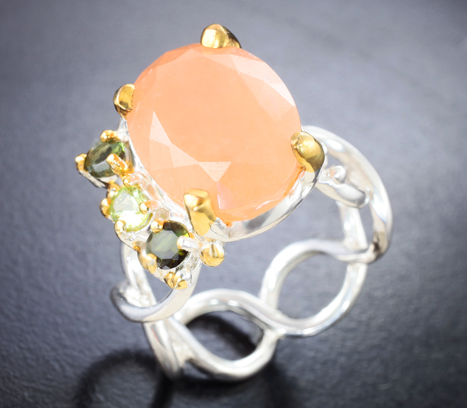 Серебряное кольцо с абрикосовым кварцем 9,9 карата, перидотом и турмалинами