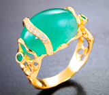 Золотое кольцо с ярким полихромным кабошоном уральского изумруда 9,54 карата и бриллиантами