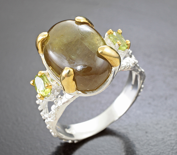 Серебряное кольцо с корундом 12,6 карата и перидотами