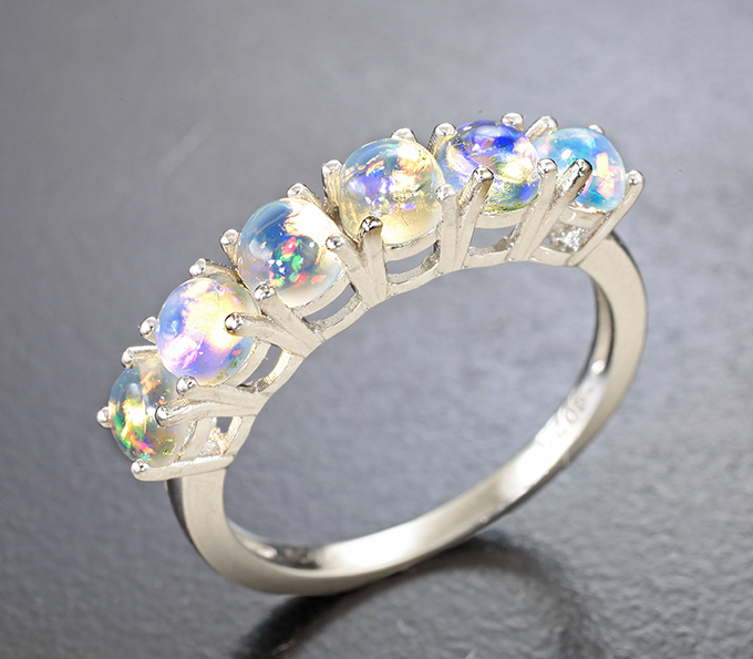 Эффектное серебряное кольцо с кристаллическими эфиопскими опалами