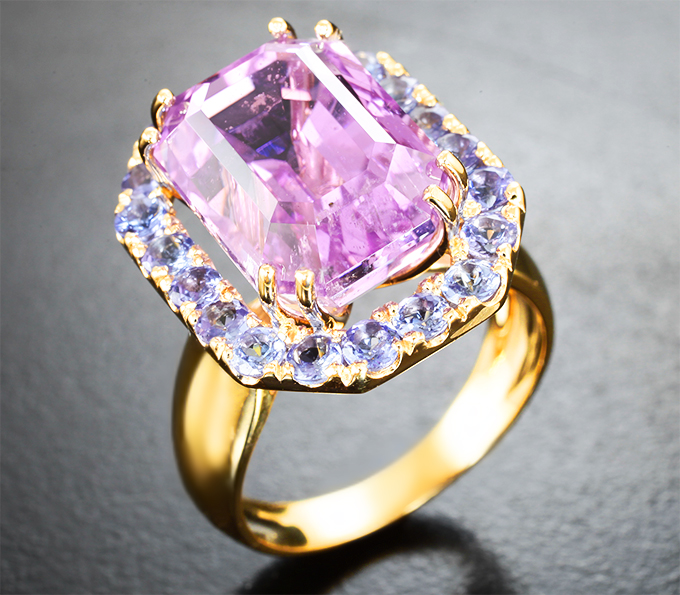 Золотое кольцо с крупным ярко-розовым кунцитом 11,03 карата и танзанитами бриллиантовой огранки