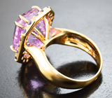Золотое кольцо с крупным ярко-розовым кунцитом 11,03 карата и танзанитами бриллиантовой огранки Золото