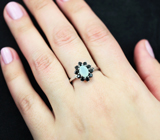 Симпатичное серебряное кольцо с халцедоном и шпинелями